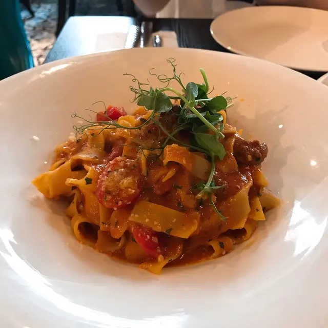 西班牙風乾辣肉腸茄蓉闊麵