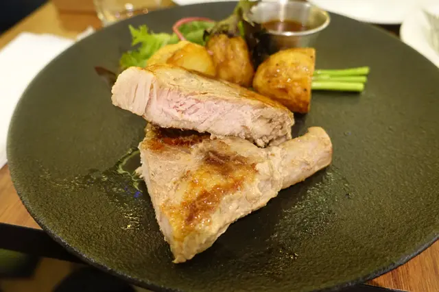 店方的黑毛豬肉嫩多汁，帶有脂肪！