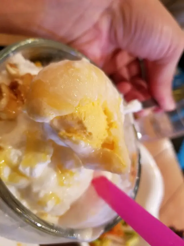 芒果有糯米磁，焦糖脆爆谷，和粒粒芒果肉粒，好味，滿足