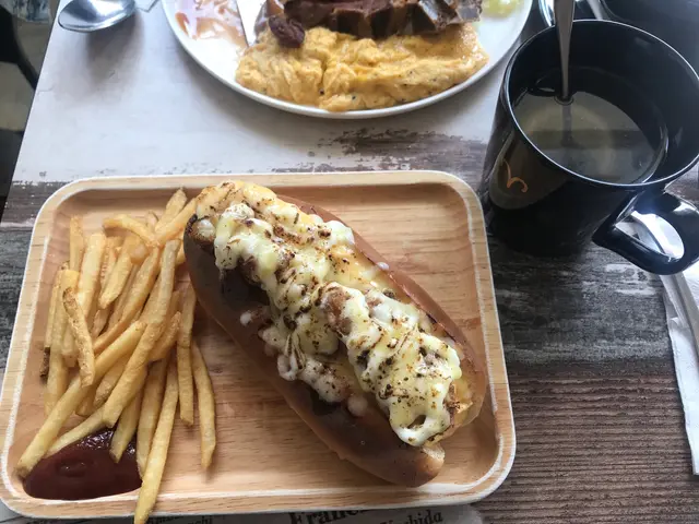 火炙芝士黑松露滑蛋热狗