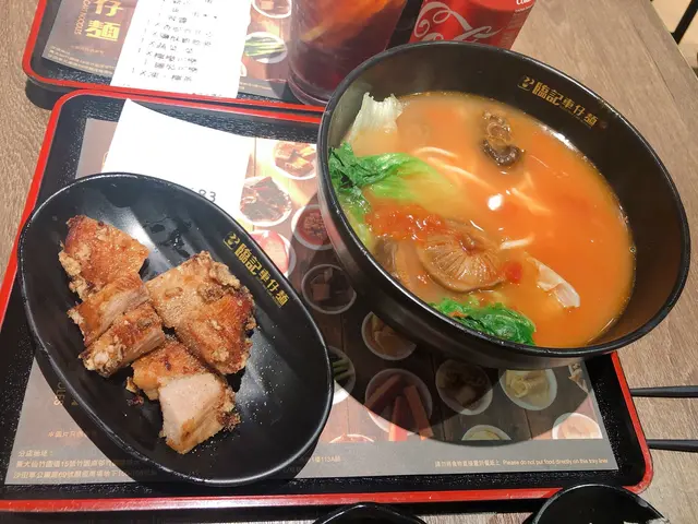 蕃茄湯底車仔麵配小花菇及豚爽肉