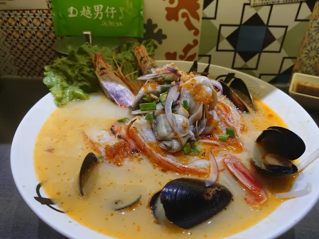 原隻生蝦生蠔拼藍青口椰汁酸湯檬