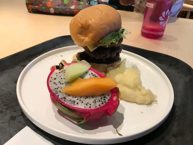 藜麥雞扒飯，手打漢堡