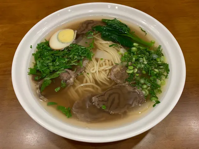 牛肉清湯清醇濃郁，牛肉入味，
傳統蘭州牛肉麵嘅牛肉會比較薄，
不過份量都不少，爽滑適中