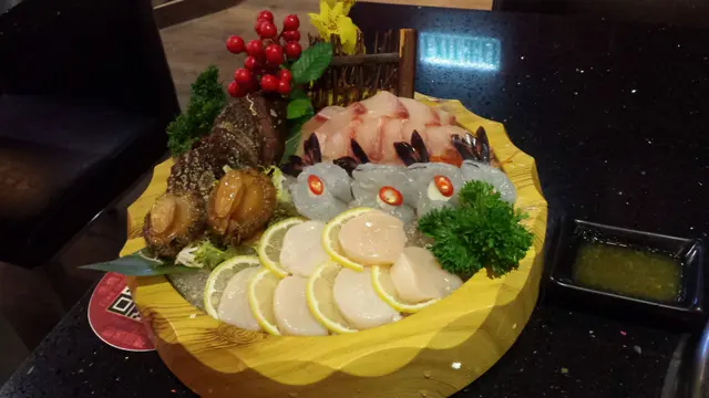 有鮑魚、帶子、生蝦、及章紅魚