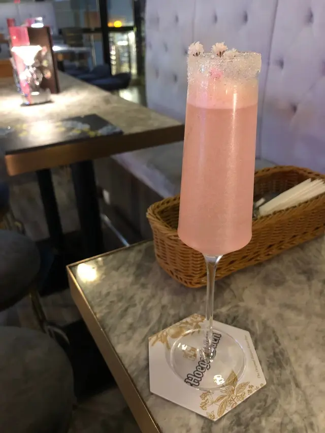 粉紅色嘅造型，加上精緻櫻花🌸裝飾，
真係好吸睛！👀
入口帶淡淡嘅櫻花和玫瑰🌹花香，容易入口！