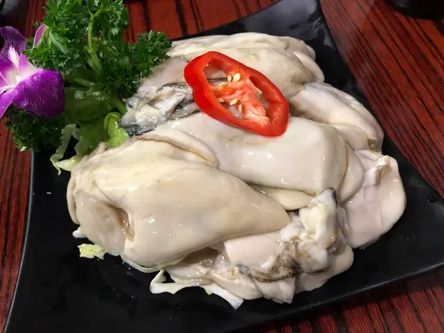 一份有四、五隻「巨型」桶蠔，
每隻都有一隻手掌之大✋🏻～👀
只看貝柱有成粒波子咁大，便知道桶蠔絕對唔惹小😏！
桶蠔好新鮮，洗得乾淨，沒有多餘嘅腥味，
肉質肥美鮮味，值得一試！😋