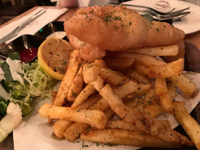 英式啤酒炸比目魚配香料薯條