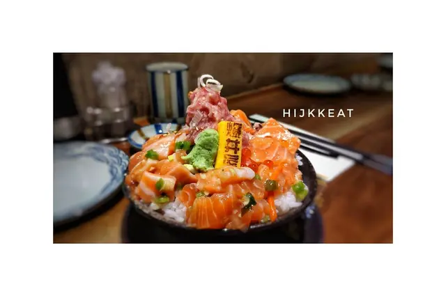 除了滿滿三文魚
蔥三文魚蓉,還有鮭魚卵
蔥香吞拿魚蓉係有啲漏