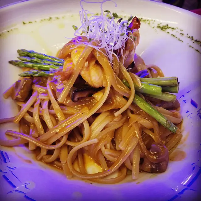 烤緬因州龍蝦尾伴牛肝菌龍蝦汁扁意粉