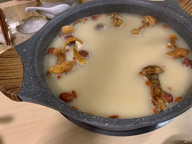 姬松茸,又稱「巴西蘑菇」,
多數用於煲湯,有強身保健嘅功效!
呈橙黃色,肉質緊密有彈性,香氣十足!
材料十足,浮係湯面都有6-7隻