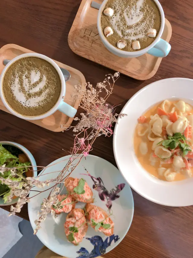 忌廉三文魚貓耳朵、明太子蟹肉小法包、熱鮮奶焙茶