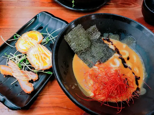 墨魚炸蛋黑蒜咖哩烏冬