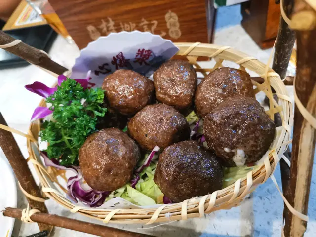 酥炸黑松露菌醬芝心乒乓波牛丸