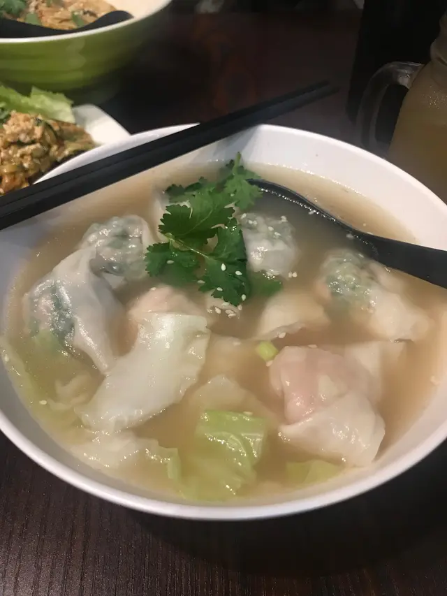 韭菜豬肉雲吞拼是日特製雲吞(粟米雲吞)