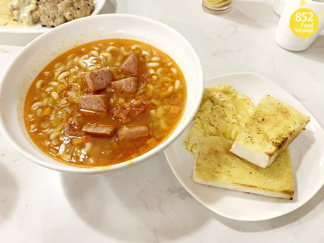 蕃茄濃湯餐肉粒通粉配炒滑蛋蒜香多士