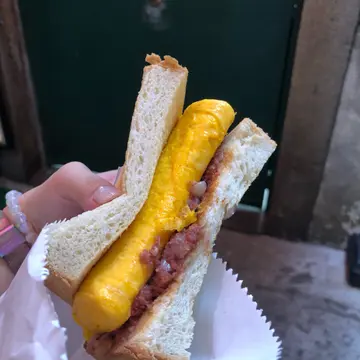 鹹牛肉厚蛋多士