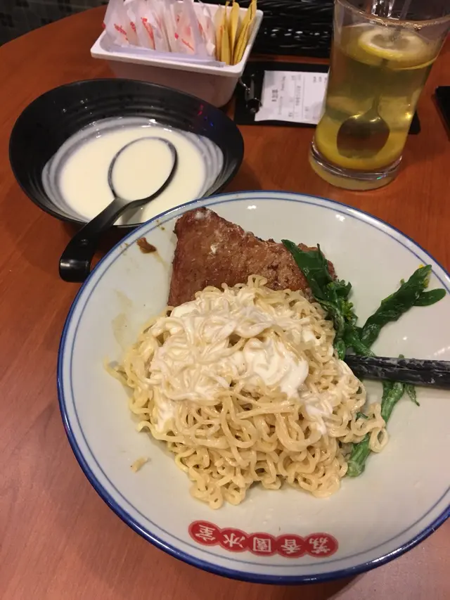 夾開塊豬扒後，真實芝士汁嘅量！然後冇辦法只能問佢可否比多d 汁，店家都好好咁比左。