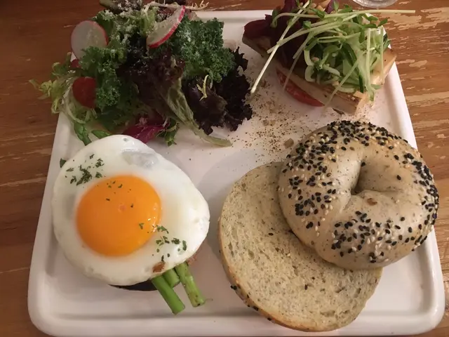Green tempo with sesame bagel