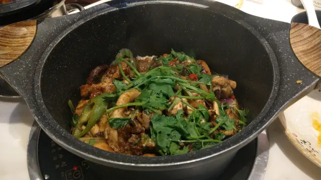 又係好好食不過同平時食既有啲分別,配菜有啲菇同洋蔥。雞幾香同配菜吸左汁好正。