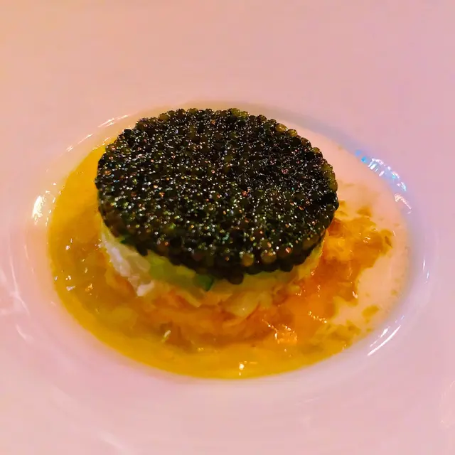 魚子醬香濃，海鮮他他汁味中上