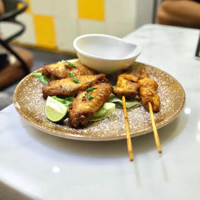 左：馬來香炸雞翼 // 右：馬來沙嗲雞脾肉串