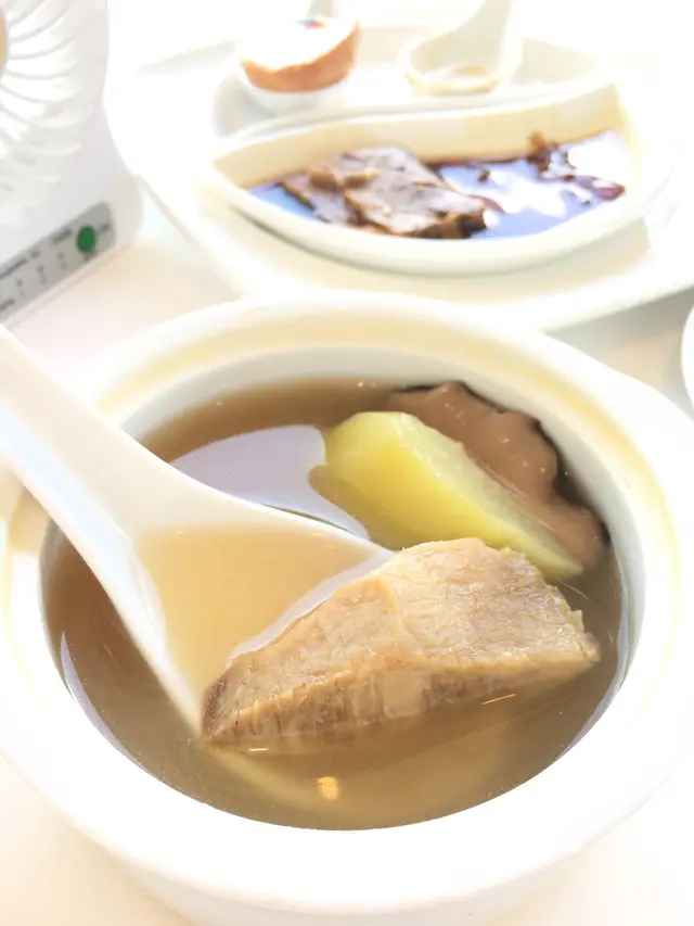 明爐老火湯 - 合掌瓜蘿蔔豬展湯