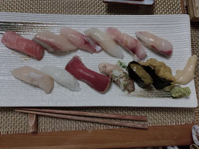 相片左下第二件係魷魚黎架!唔係八瓜魚囉!海膽唔新鮮又臭