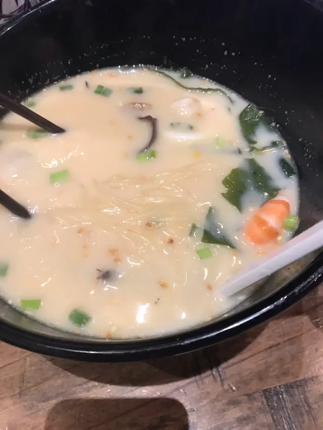 帆立貝海鮮豬骨湯拉麵