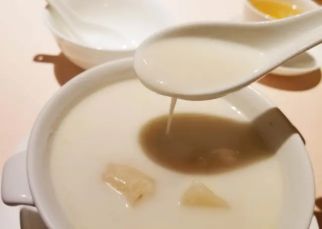 杏汁花膠燉蹄筋