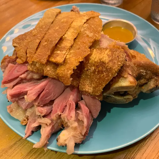 德國咸豬手配酸椰菜及薯仔沙律