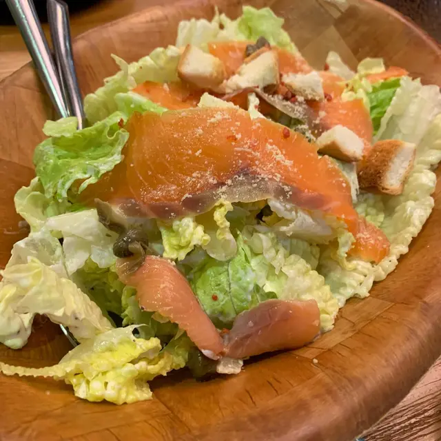 煙三文魚配凱撒沙律