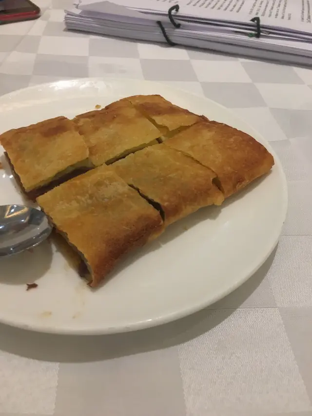 紅豆蓉微甜，不會過份甜，但是餅底較油