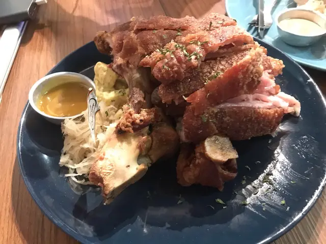 德國鹹豬手配酸菜及薯仔沙律