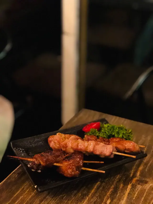 麻辣醬燒雞肉串。川式麻辣香燒雞翼