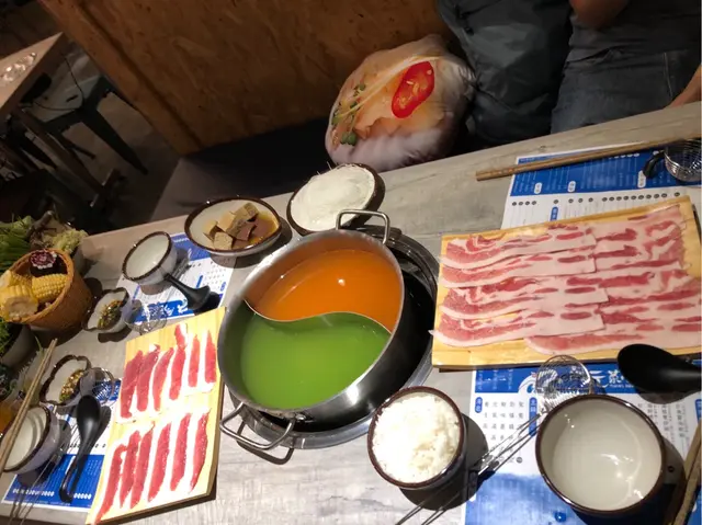 來個清淡雙拼鍋  菜湯及蕃茄