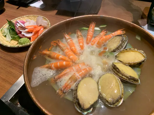每人一隻鮑魚兩隻鮮蝦，全部都好新鮮👍個湯底亦都非常正👍冇味精真材實料😍