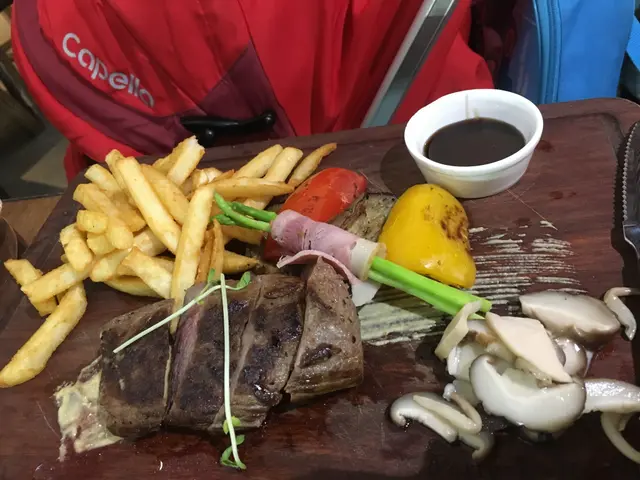 燒美國穀飼厚切小牛扒伴醋漬野菌