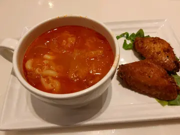 羅宋湯通粉 + 炸雞翼
