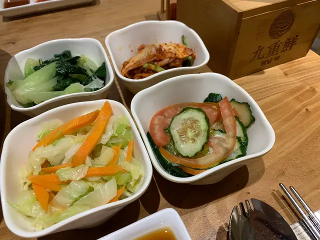 附送是日前菜:沙律、白菜仔、泡菜和酸椰菜,
仲可以免費添加一次!👏🏻