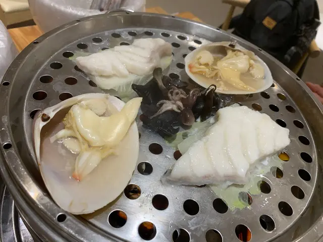 第三層:
花尾龍躉、貴妃蚌 (伴八爪魚、木耳)
花尾龍躉大大件,啖啖肉,
肉質鮮甜嫩滑,又有咬口~