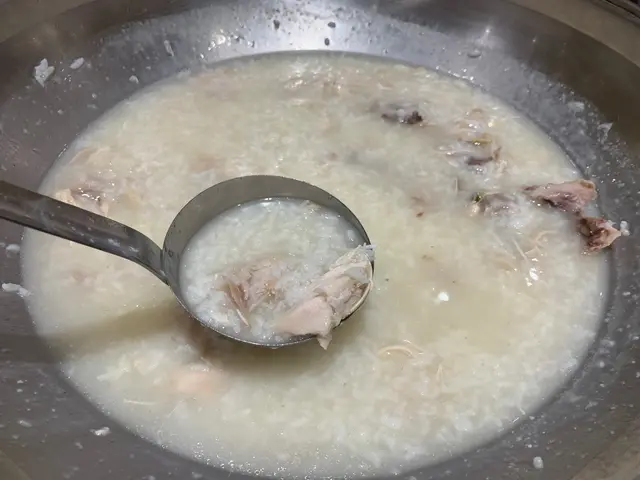 在食之前,店員倒下米粒,
粥鍋裏除了湯底外,
就係來自每層蒸煮海鮮過程中流出來嘅精華,
店員仲會幫我地將隻雞拆肉,
服務一流!👏🏻
之後就製作成為啖啖肉嘅人蔘雞粥啦!
鮮甜得很,可以食到飽呢!
