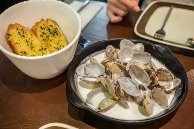 白酒煮蜆配蒜茸飽