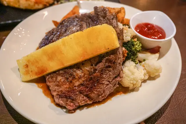 紐西蘭肉眼扒配焦糖菠蘿