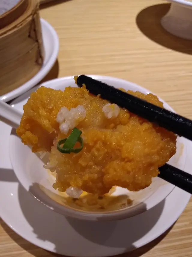 鹹蛋黃脆皮包住舊魚，少少鹹，很香口