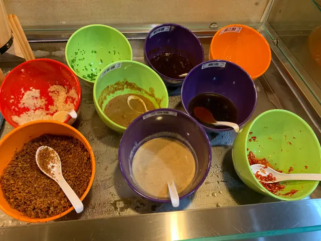 自助形式取火鍋醬料，
選擇非常多～
包括少有的鎮江醋、麻油、芝麻醬、
沙爹醬、辣椒、蒜、葱花等等。
值得一讚是補充醬料速度很快，
而且四周都十分潔淨～
