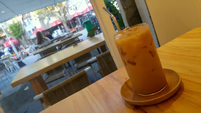 奶茶 - 跟牛角包套餐 (凍飲另加$2)