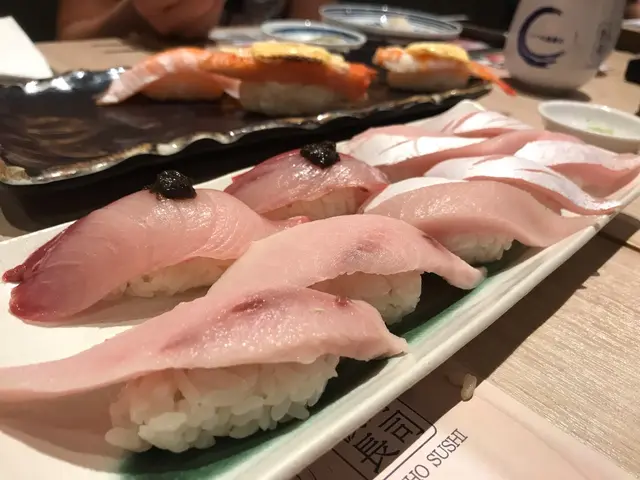 油甘魚充滿油香，再加上黑松露配搭，令壽司更豐富。劍魚腩肥美多汁，肉質鮮嫩