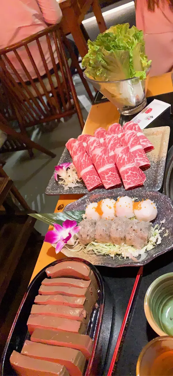 肥牛非常新鮮，肉質非常鮮嫩，粉紅色的賣相相當吸引。