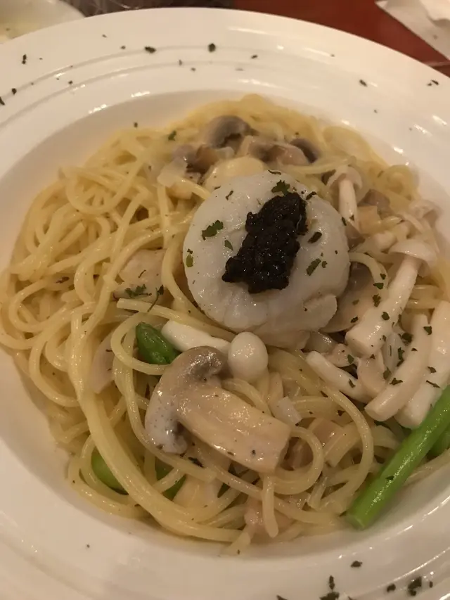 黑松露香，帶子一般，意粉汁和配料不錯👍🏻配上黑松露的香味😍😍很推介